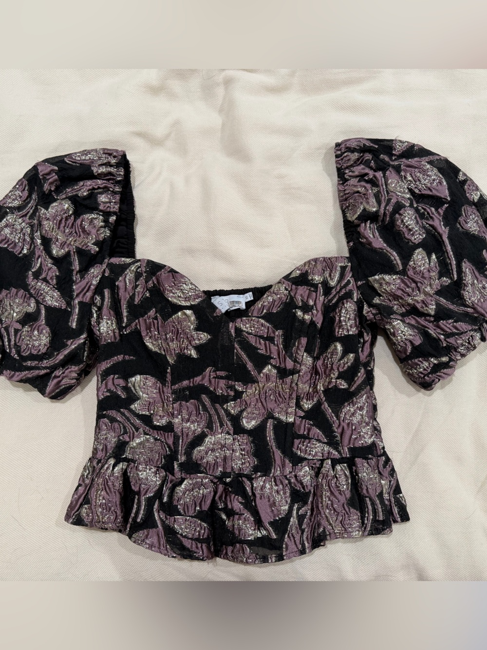 ASTR THE LABEL Metallic Floral Puff-Sleeve Peplum Top